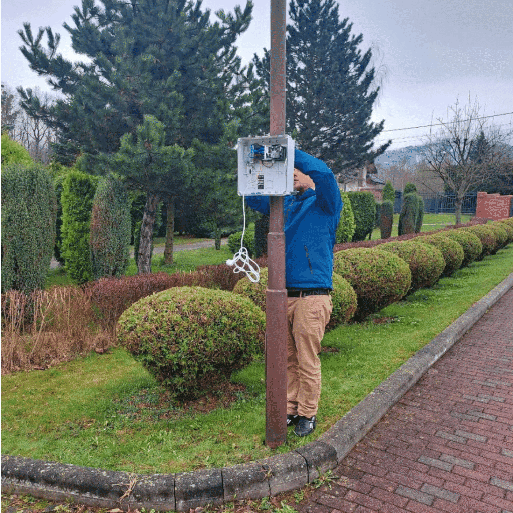 Lukáš Beneš podczas montażu odbiornika HelpLivi 4G – pierwsza instalacja systemu komunikacji i bezpieczeństwa w polskim domu opieki.