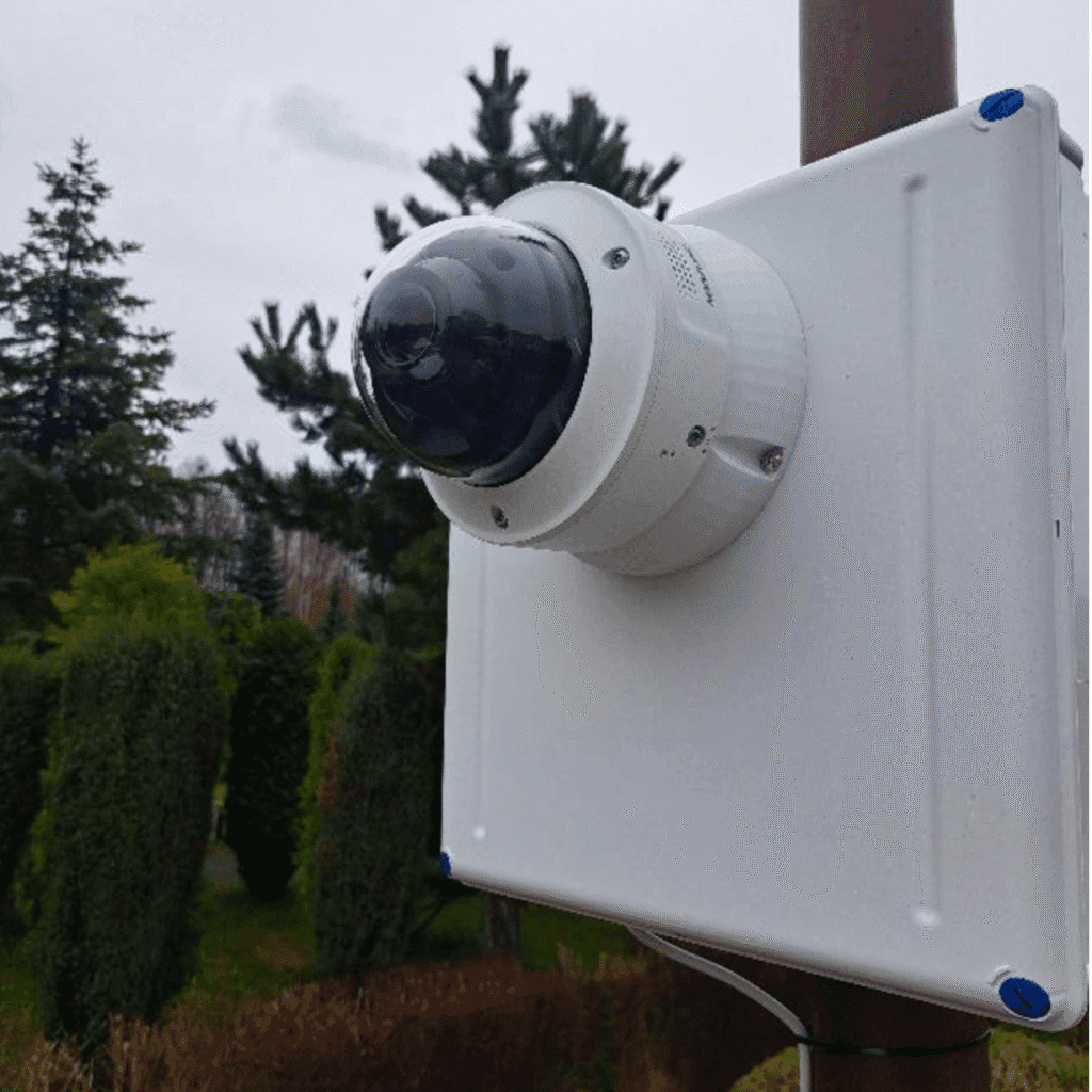 Zainstalowany detektor opuszczenia obiektu systemu HelpLivi na słupie w Dom Opieki Samarytanin w Bielsku-Białej – pierwsza instalacja w Polsce.