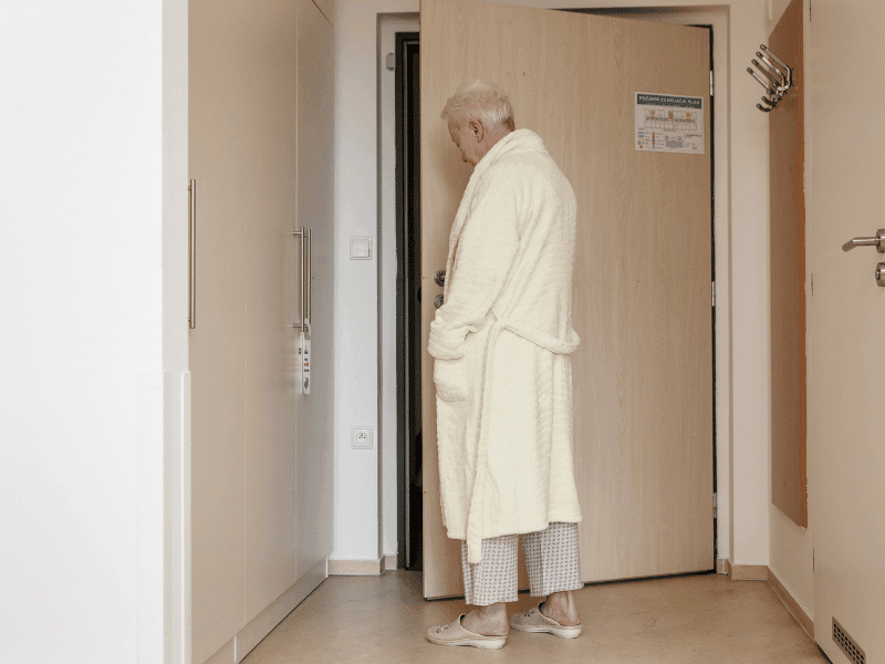 Dezorientovaný klient domova seniorů otevírá dveře – automatická detekce rizik HelpLivi upozorní personál