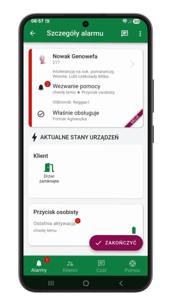 Szczegóły aktywnego alarmu SOS w aplikacji HelpLivi z informacjami o kliencie, statusie urządzeń i możliwością zakończenia zgłoszenia.